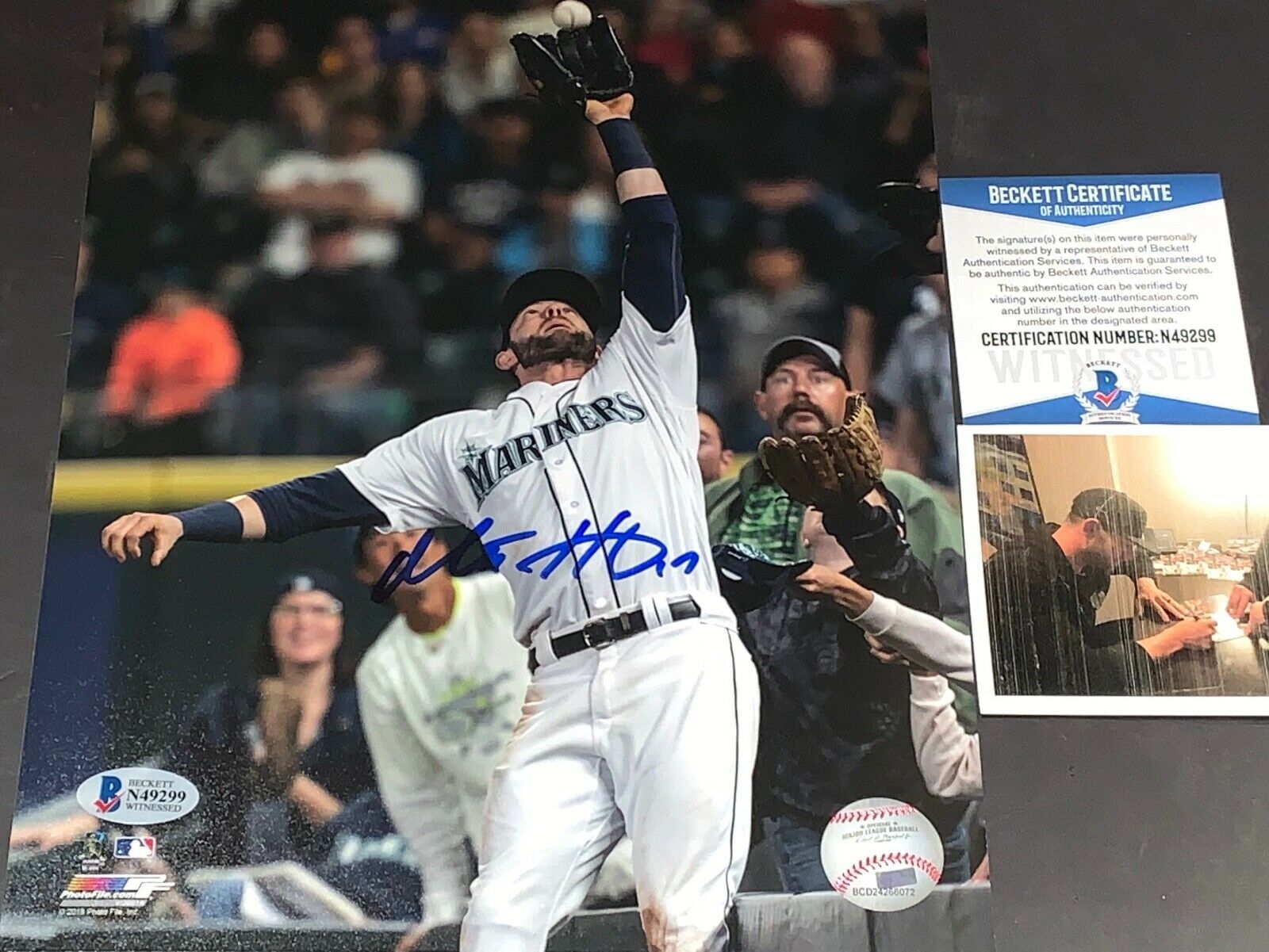 Mitch Haniger Mariners Autographed Signed 8x10 Photo Beckett WITNESS COA Catch 1